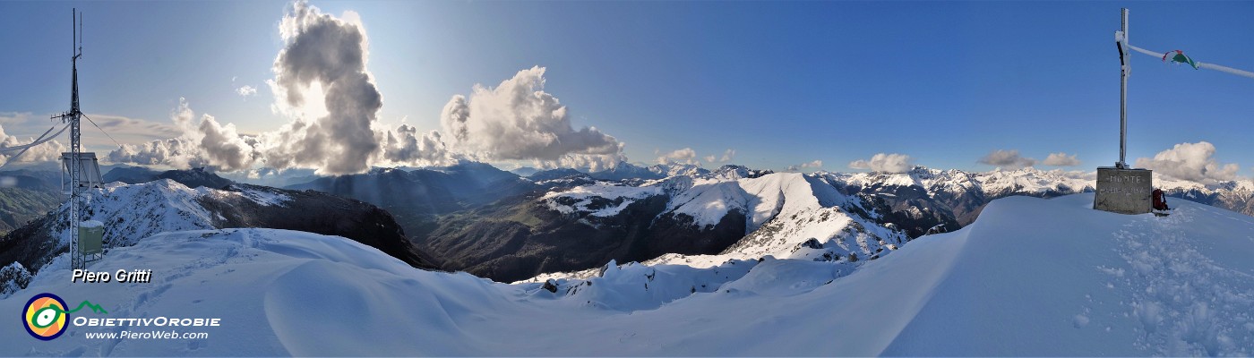 65 Spettacolare vista panoramica ad ovest dalla vetta del Monte Venturosa.jpg